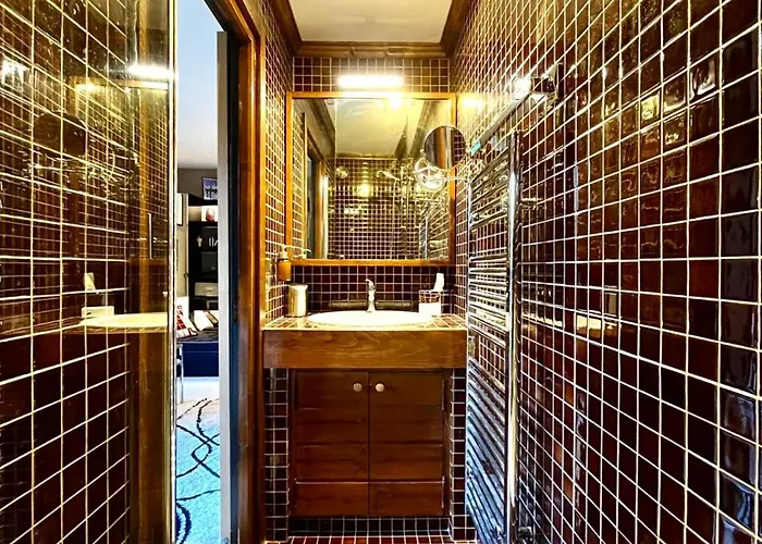 Bright With Balcony And Pool Apartmán